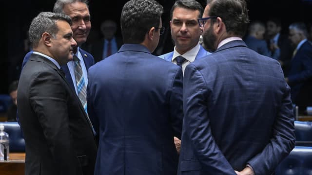 O senador Flávio Bolsonaro conversa com outros parlamentares no plenário do Senado