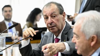 Senador discursa segurando microfone durante reunião da Comissão de Constituição, Justiça e Cidadania do Senado