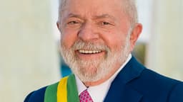 Foto oficial do presidente Luiz Inácio Lula da Silva, sorridente, usando a faixa presidencial