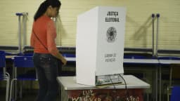 Eleitora vota em cabine da Justiça Eleitoral