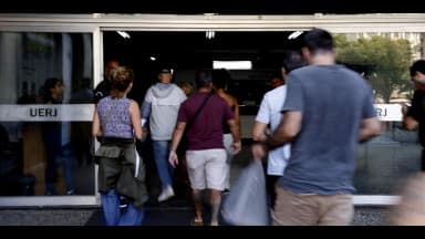 Candidatos entram em local de prova de concurso público (foto de arquivo, ilustrativa)