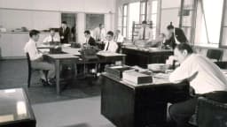 Microfone antigo de rádio em estúdio de jornalismo, foto de contexto sobre a história do radiojornalismo
