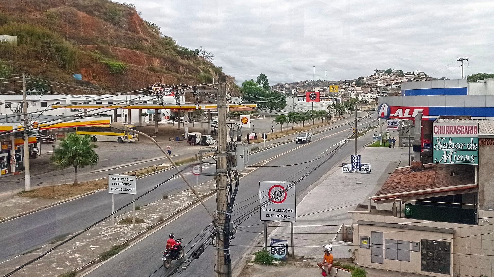 Trecho urbano da BR-116 em Teófilo Otoni (MG), com posto de combustível e comércio às margens da rodovia