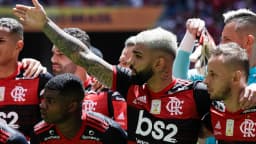 Jogadores do Flamengo comemoram com uniforme exibindo logo de casa de apostas no colarinho