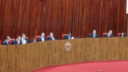 Ministros do TSE em sessão plenária, no plenário do tribunal em Brasília