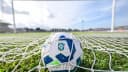 Bola oficial da CBF presa na rede do gol em estádio de futebol, foto ilustrativa do Brasileirão Feminino