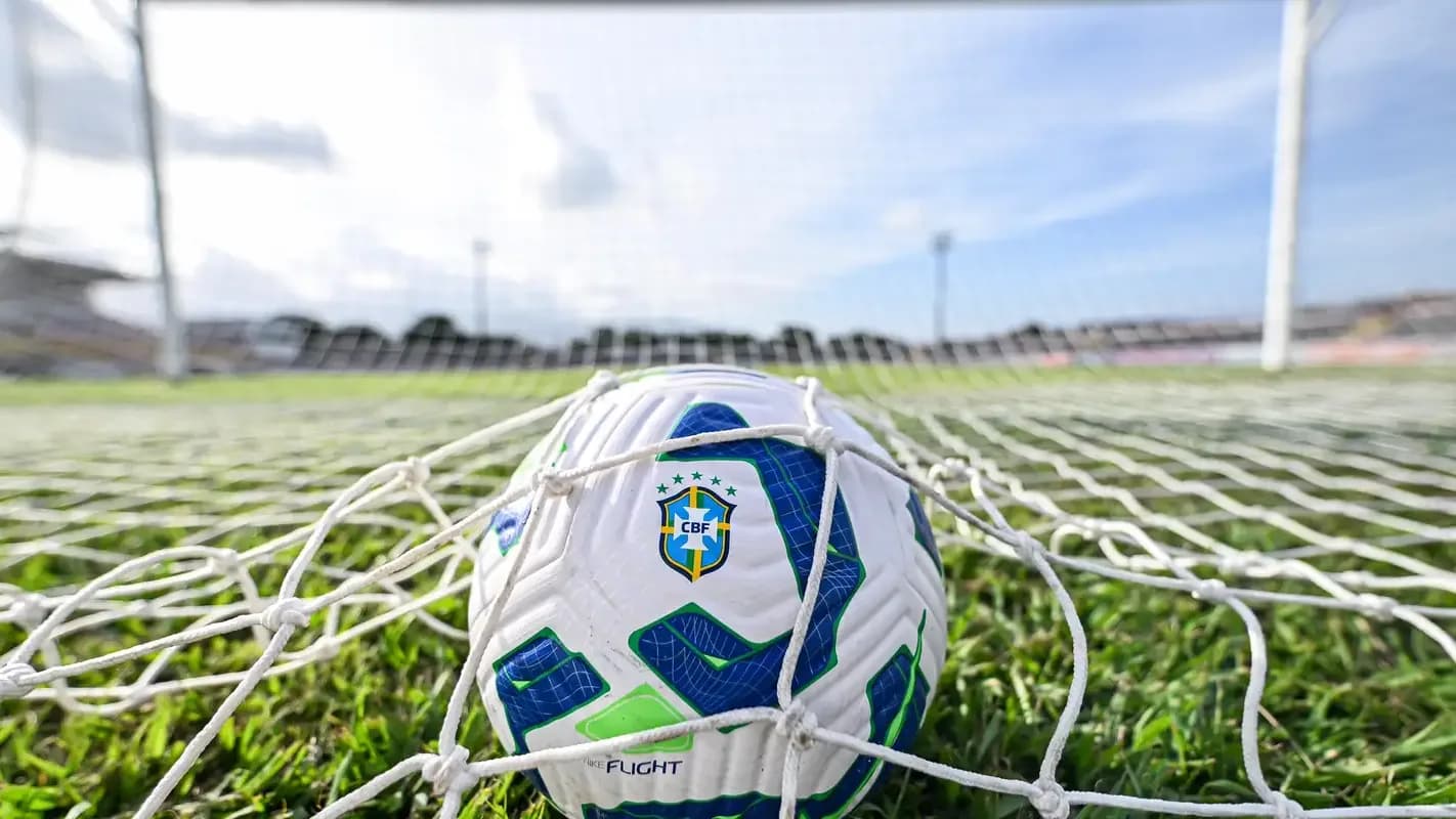 Bola oficial da CBF presa na rede do gol em estádio de futebol, foto ilustrativa do Brasileirão Feminino