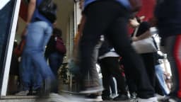 Candidatos entram em prédio para participar de etapa de concurso público (foto de arquivo)