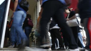 Candidatos entram em prédio para participar de etapa de concurso público (foto de arquivo)