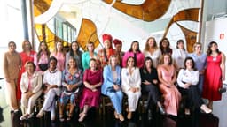 Bancada feminina do Congresso Nacional reunida para foto oficial, em imagem de arquivo de 2023
