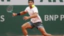Guto Miguel rebate a bola durante partida de Roland Garros