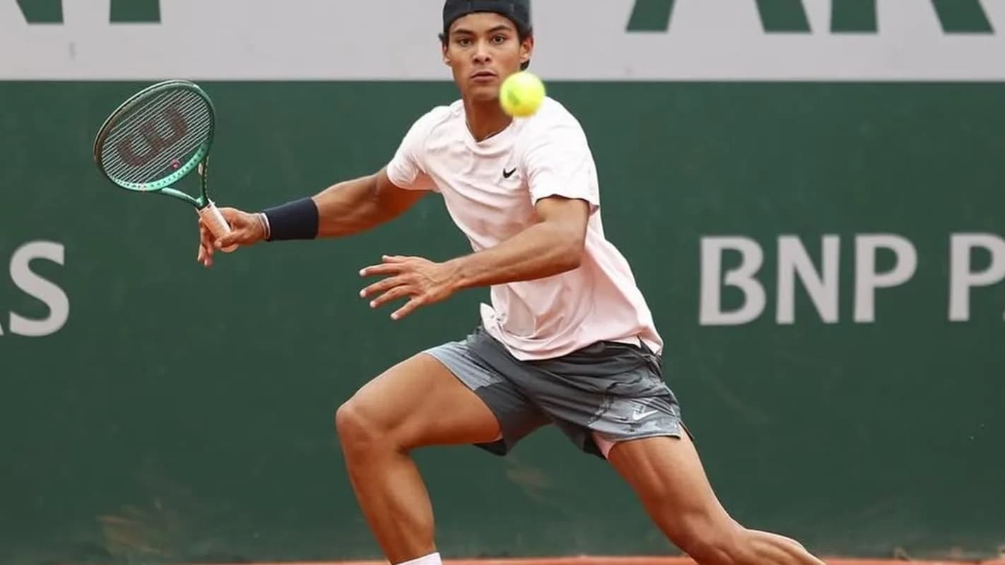 Guto Miguel rebate a bola durante partida de Roland Garros