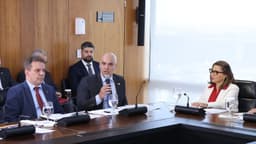 Ministro Alexandre de Moraes fala ao microfone em reunião no Palácio do Planalto, foto de arquivo