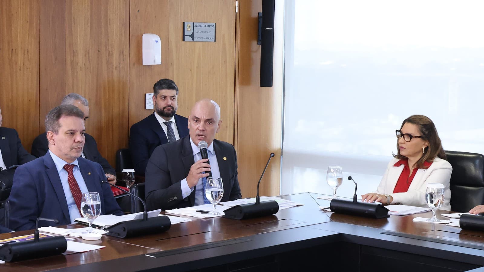 Ministro Alexandre de Moraes fala ao microfone em reunião no Palácio do Planalto, foto de arquivo