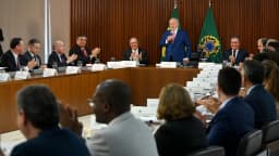 Lula discursa em reunião com aliados, com o vice-presidente Geraldo Alckmin ao lado