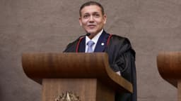 Kassio Nunes Marques, presidente do TSE, discursa em pódio durante cerimônia de posse no plenário do tribunal