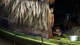 Crianças indígenas em embarcação no Vale do Javari, Amazonas