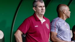 Comissão técnica do Botafogo-SP observa partida à beira do campo