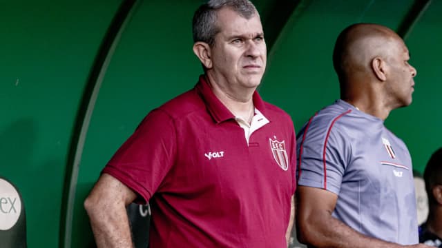 Comissão técnica do Botafogo-SP observa partida à beira do campo