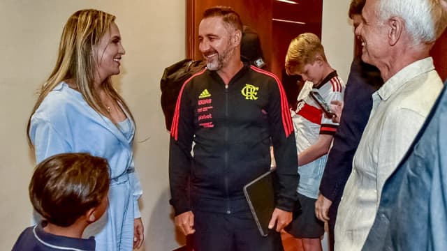 Celina Leão, governadora do Distrito Federal, ao lado de apoiadores durante evento público