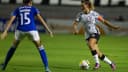 Jogadora do Corinthians conduz a bola marcada pela lateral Janaína, do Cruzeiro, em jogo de arquivo do Brasileirão Feminino