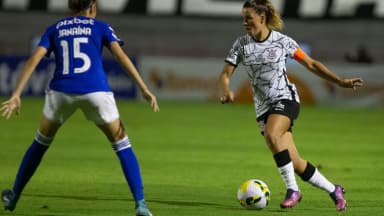 Jogadora do Corinthians conduz a bola marcada pela lateral Janaína, do Cruzeiro, em jogo de arquivo do Brasileirão Feminino