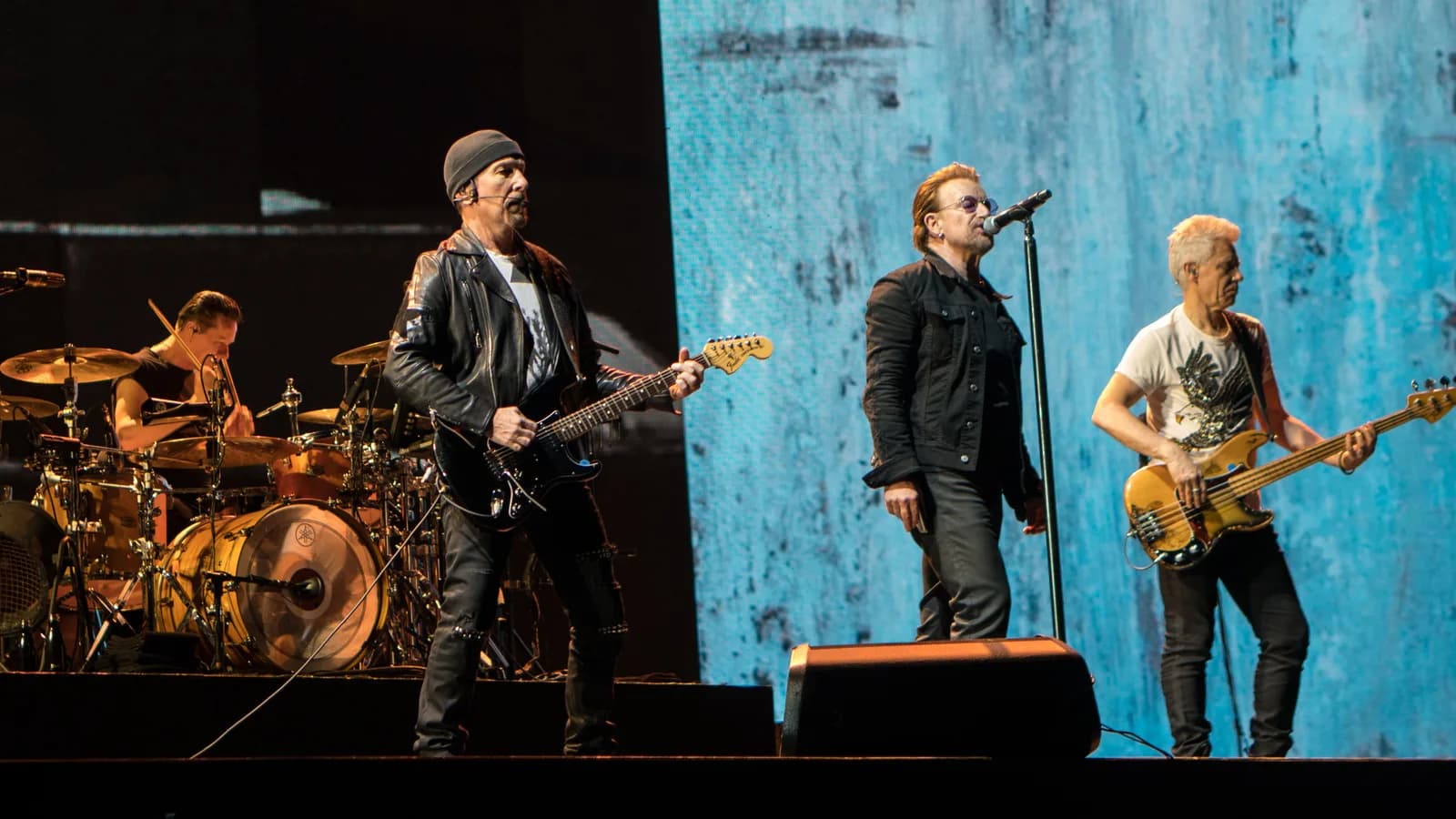 U2 se apresenta no palco durante a Joshua Tree Tour em Bruxelas, com Bono e The Edge tocando