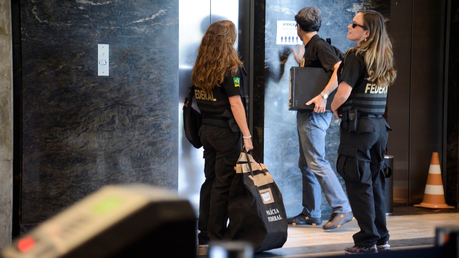 Agentes da Polícia Federal carregam material apreendido em operação (imagem de arquivo, 2016)