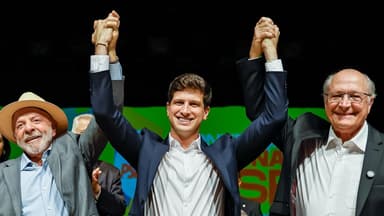Lula, de chapéu de palha, e Geraldo Alckmin, à direita, erguem as mãos ao lado de João Campos durante a convenção nacional do PSB, em 29 de julho de 2026; imagem de arquivo