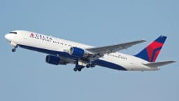 Avião da Delta Air Lines decola contra o céu azul