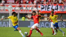 Gabriel Jesus disputa a bola com adversário em partida pela Seleção Brasileira