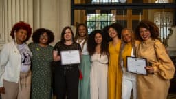 Grupo de mulheres eleitas posa sorrindo com diplomas em cerimônia de diplomação do TRE
