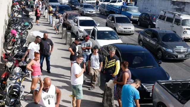 Motoristas enfrentam fila de veículos para abastecer em posto de combustível, em imagem de arquivo