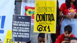 Manifestantes com cartazes contra a escala de trabalho 6x1