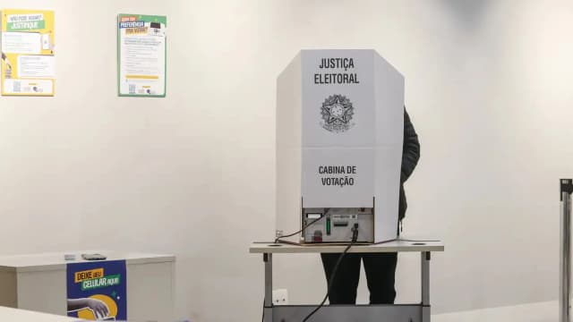 Eleitor vota em cabine da Justiça Eleitoral durante eleição