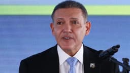 O presidente do TSE, ministro Kassio Nunes Marques, discursa em frente a microfones durante evento