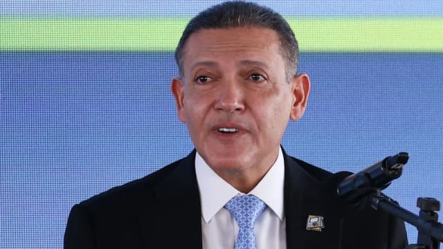 O presidente do TSE, ministro Kassio Nunes Marques, discursa em frente a microfones durante evento