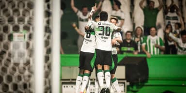 Jogadores do Coritiba comemoram gol no Couto Pereira (foto de arquivo)