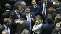 O senador Flávio Bolsonaro é cumprimentado por colegas no plenário do Congresso Nacional
