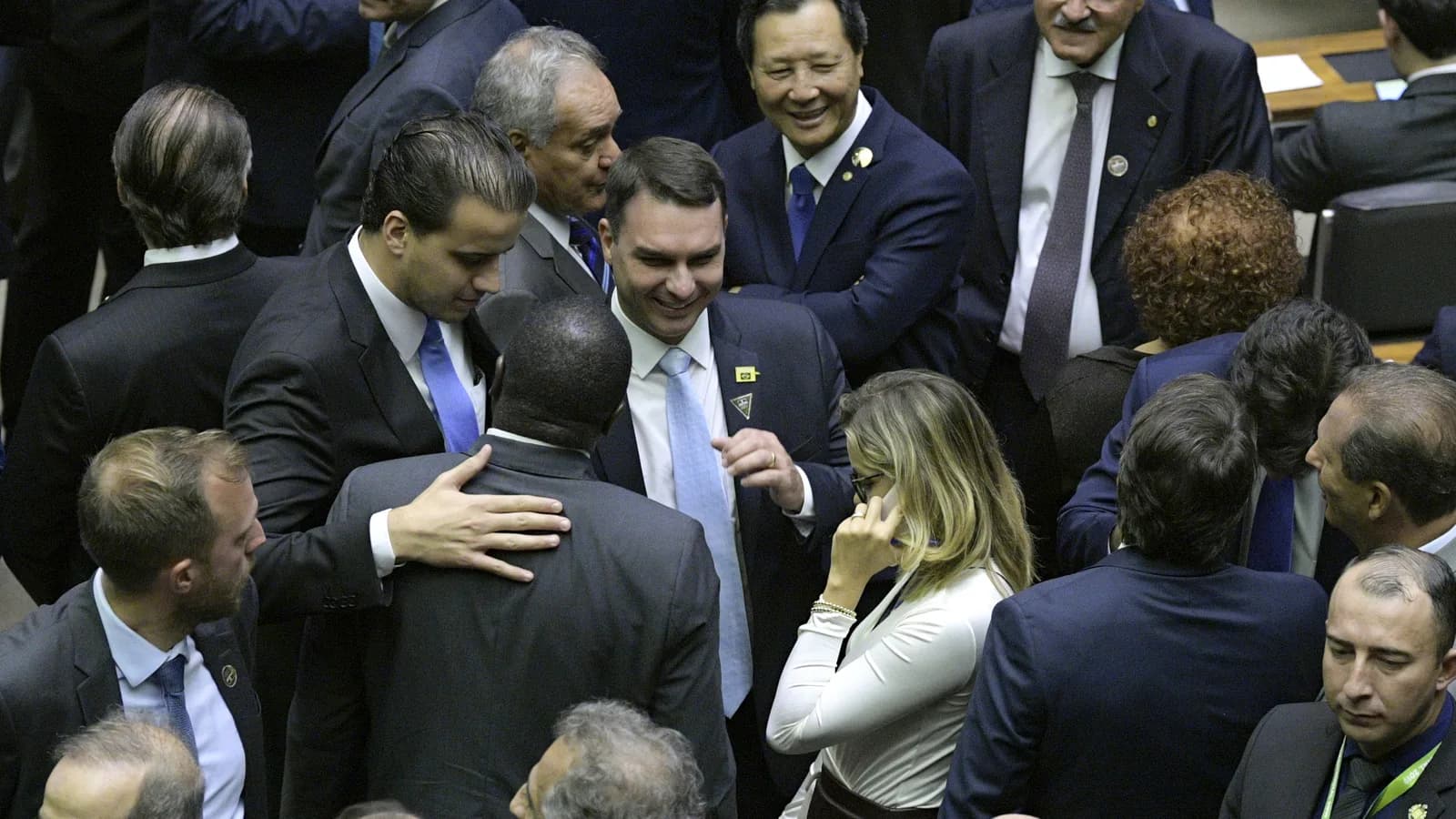 O senador Flávio Bolsonaro é cumprimentado por colegas no plenário do Congresso Nacional