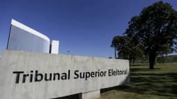 Fachada do Tribunal Superior Eleitoral em Brasília, com placa de identificação