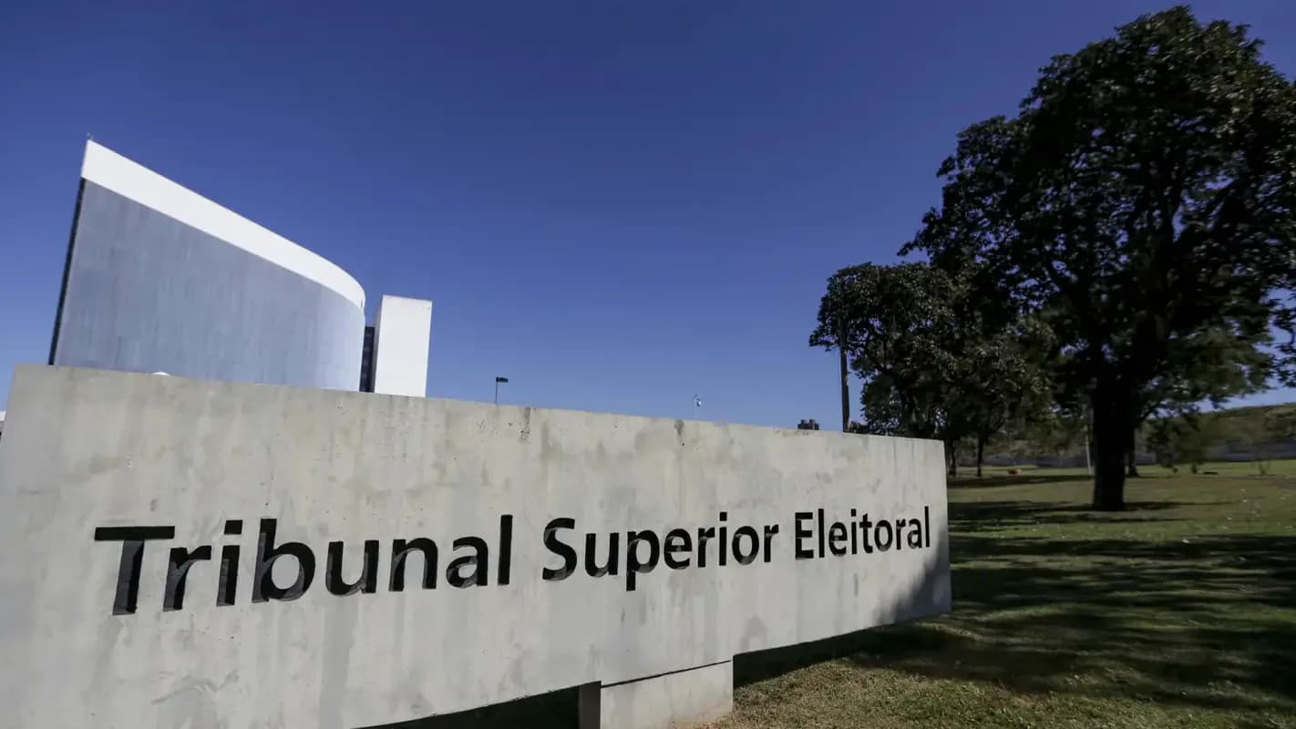 Fachada do Tribunal Superior Eleitoral em Brasília, com placa de identificação