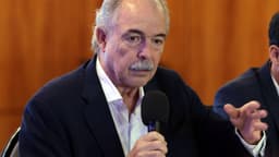 Foto de arquivo do presidente do BNDES, Aloizio Mercadante, falando ao microfone durante coletiva de imprensa