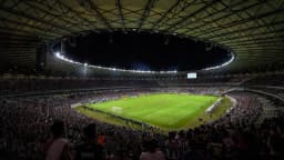 Estádio Mineirão lotado durante partida noturna, com torcida nas arquibancadas (foto de arquivo)