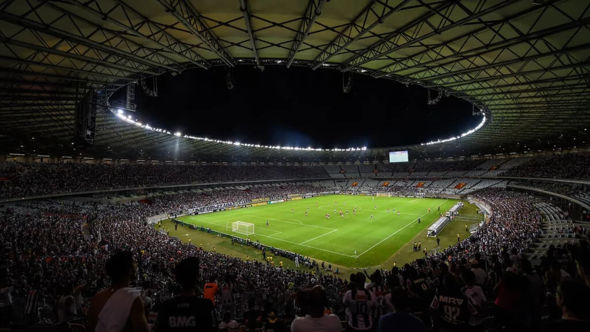 Estádio Mineirão lotado durante partida noturna, com torcida nas arquibancadas (foto de arquivo)
