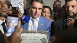 Senador Flávio Bolsonaro concede entrevista cercado de jornalistas e apoiadores