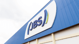 Fachada de unidade da JBS com o logotipo da empresa