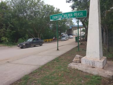 Placa da fronteira entre Bolivia e Brasil, na ponte que liga Puerto Quijarro (Bolivia) a Corumba (MS)