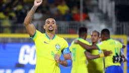Jogador da seleção brasileira de futebol de areia comemora gol durante partida