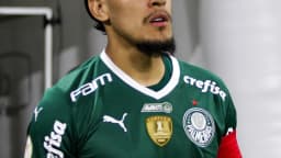 Gustavo Gómez com o uniforme do Palmeiras e a braçadeira de capitão